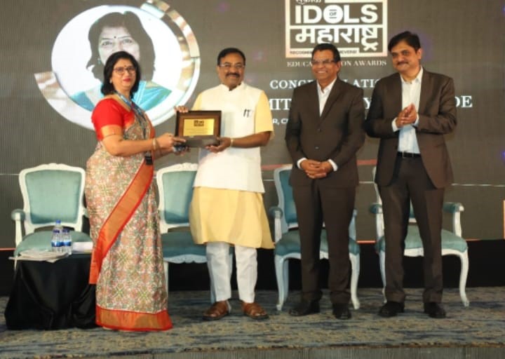 Honorable Director Smt. Smita Jiwatode awarded as maharshtra idol by Sakal Media House.